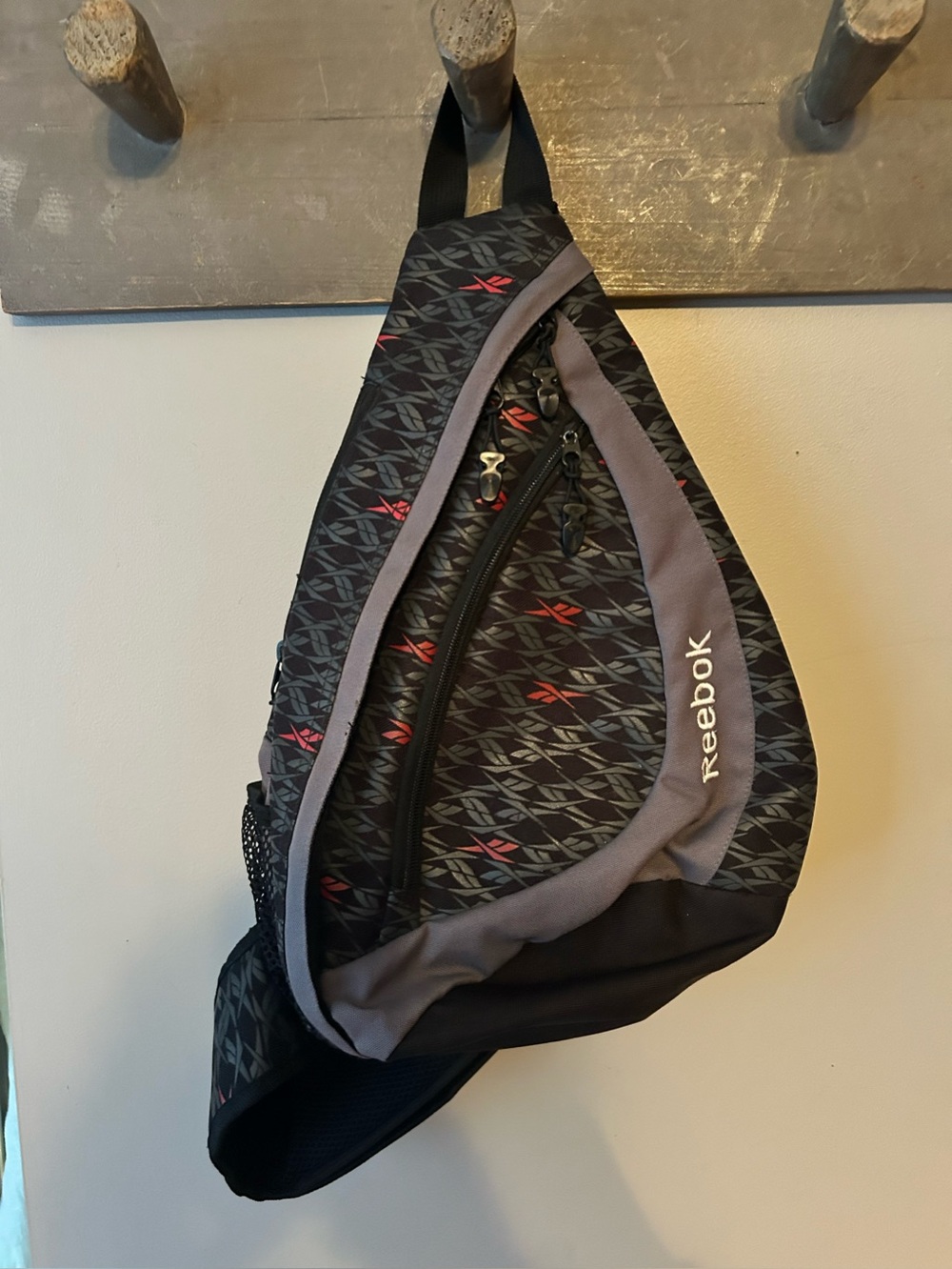 Reebok sling sports bag / like new - Picture 2 of 15